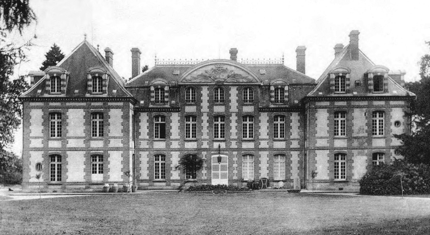 Façade principale du château du Manais