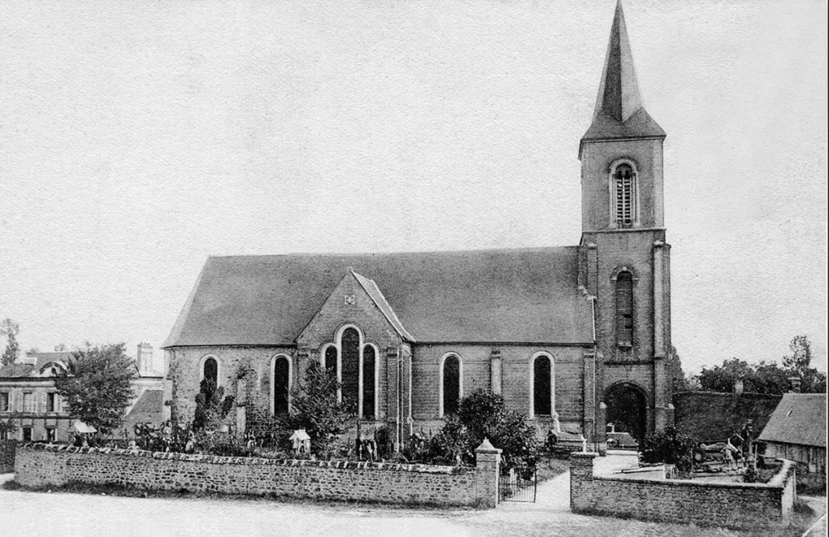 Photographie ancienne de l'église de Saint Martin de Ferrières entourée de son cimetière