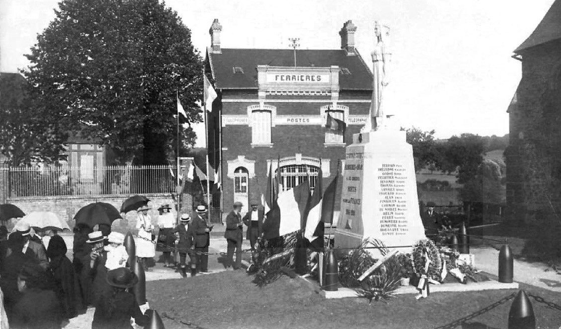 Photographie ancienne du monument aux morts de la ville de Ferrières